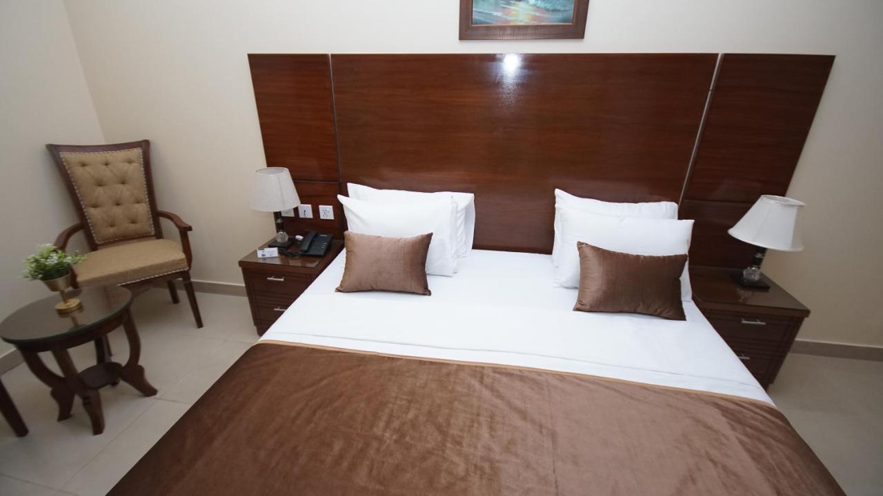 World Inn Hotel Karachi Bagian luar foto