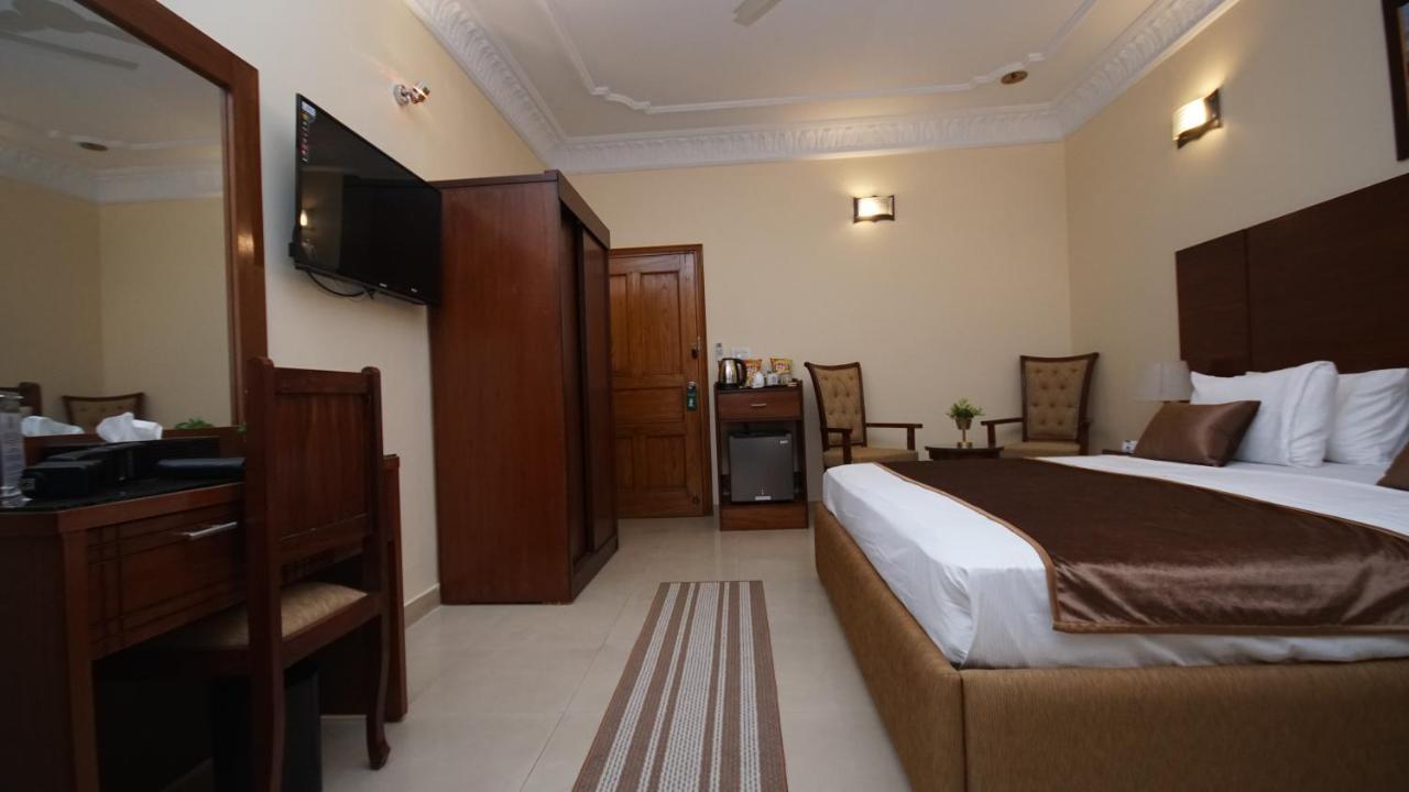 World Inn Hotel Karachi Bagian luar foto