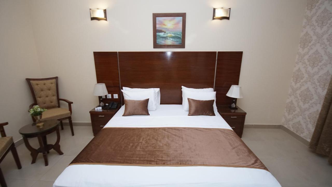 World Inn Hotel Karachi Bagian luar foto