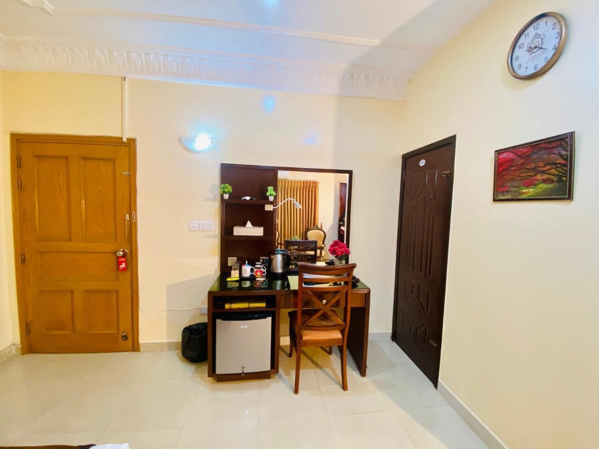 World Inn Hotel Karachi Bagian luar foto